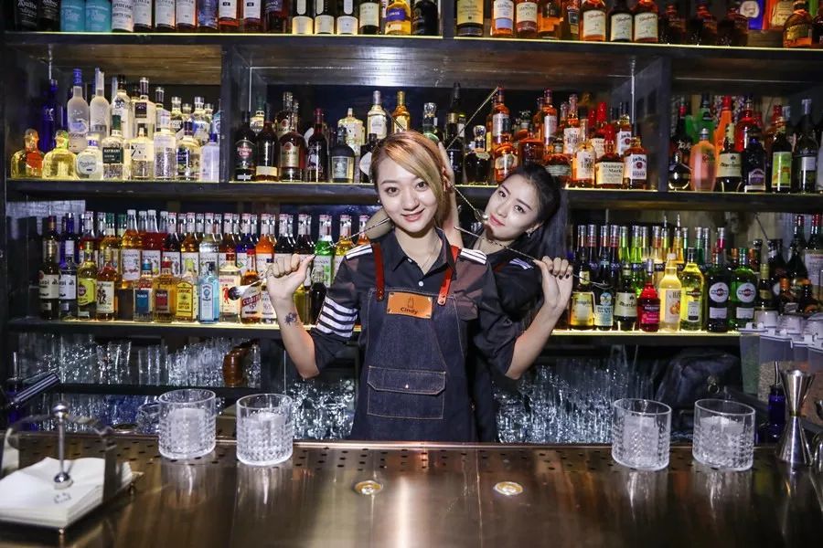 励志北漂美女调酒师,南京创立《北》bar