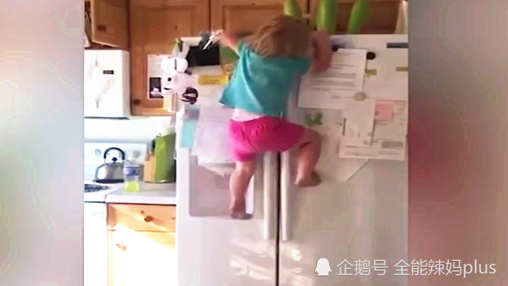 爸爸让3岁宝宝拿冰箱上的零食,宝宝熟练并快速