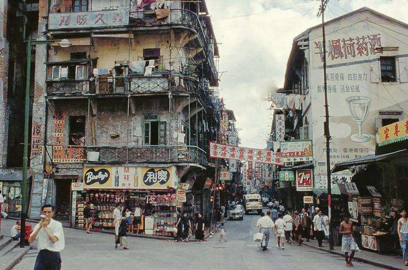 这是六十年代的香港,到处都是小商铺,确实和内地很不一样.