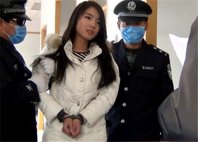 判死刑时,法警和犯人为什么要做这个