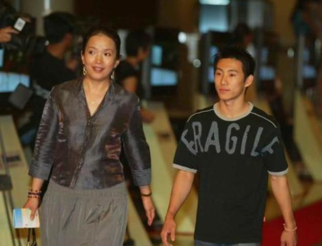 张丰毅前妻吕丽萍:三婚两离42岁终获幸福,儿子结婚亲