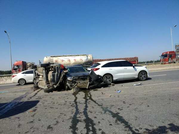 河南这圈医护人员接诊途中偶遇车祸 危急时刻