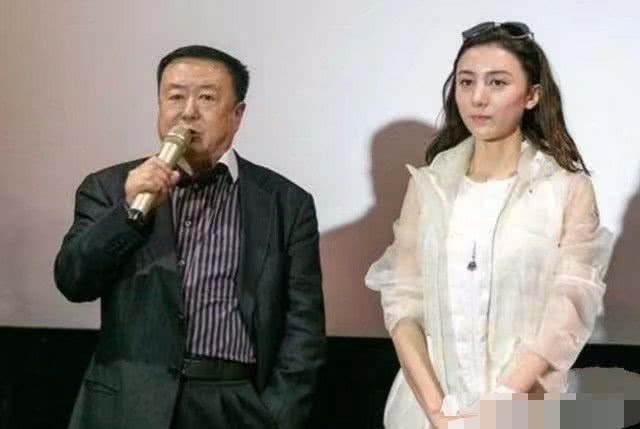 他是国家级导演,却娶两位貌美的妻子,如今与嫩模生子