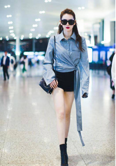 戚薇多色混搭造型博人眼球,橙色毡帽突出 网友:少女都不敢这样