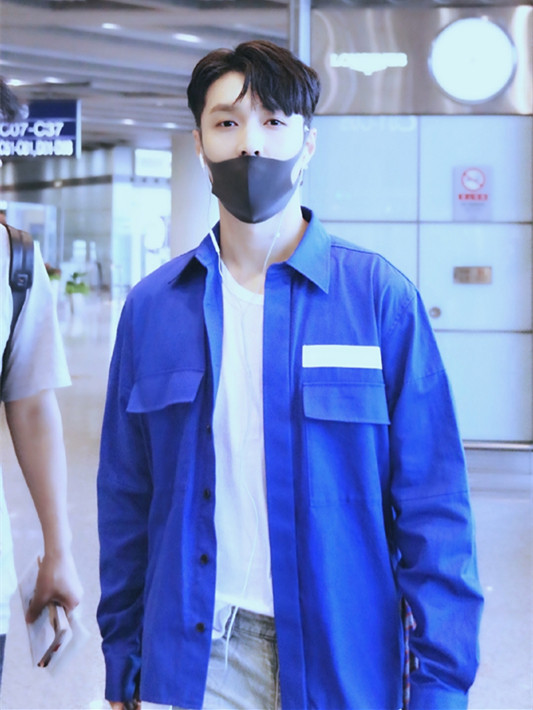 张艺兴穿件牛仔外套,变身橘子味,炸毛配素颜