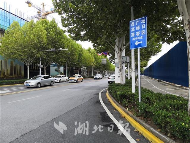 武汉火车站西广场增设5车道可临停 已正式启用