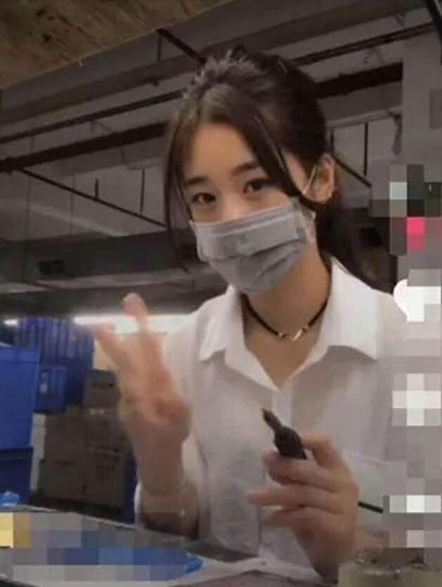 抖音里最火的戴口罩打工妹,网友高呼不要摘下来