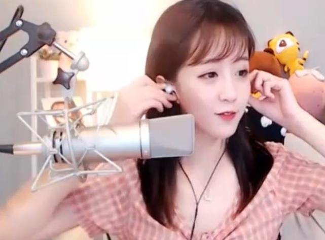 唱完《让我做你的眼睛》后,莉哥爆粗口:就他么