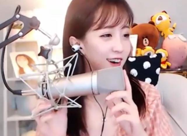 唱完《让我做你的眼睛》后,莉哥爆粗口:就他么