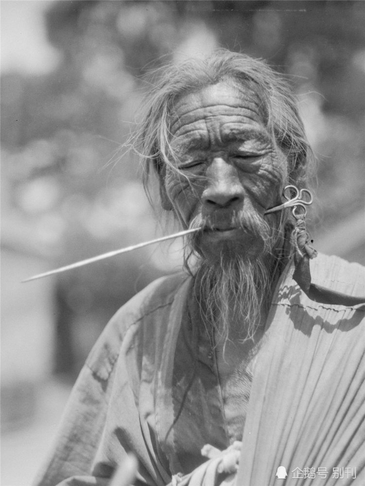 民国初年老照片,嘴上插针的民间高人,在清朝的时候各种稀奇古怪的民间