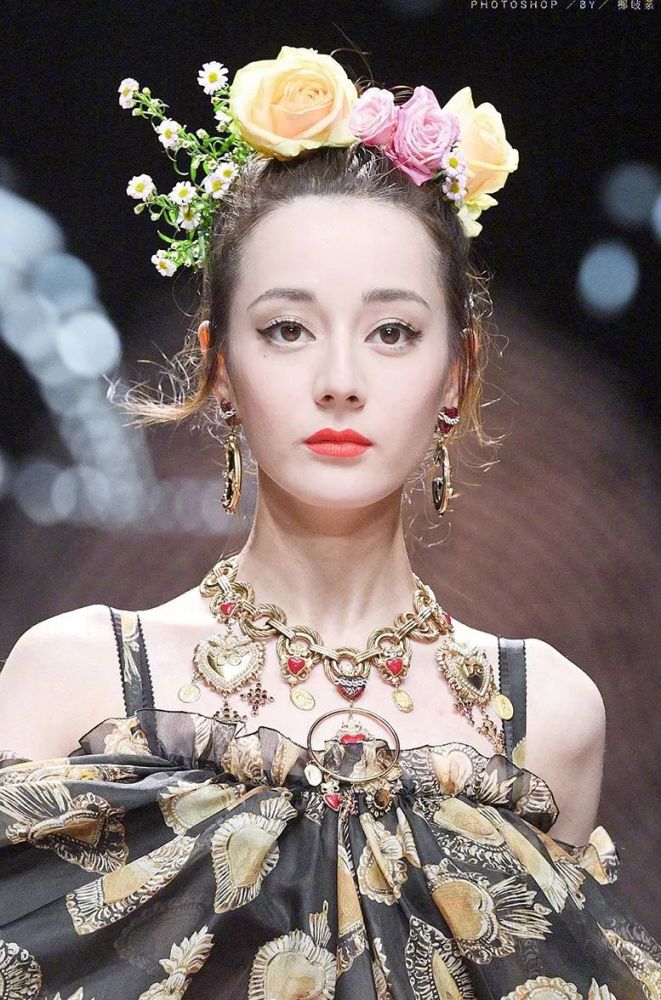 热巴再次走秀 网友:妆容老了10岁