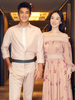 杜江霍思燕献唱中秋晚会,全程不敢看老婆