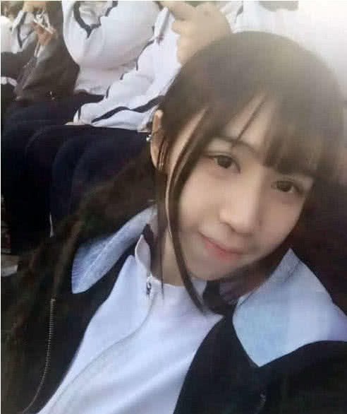 05后小学生模仿"蔡萝莉"穿"黑丝袜",搭上妈妈高跟鞋,网友:等着挨揍