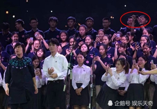 王俊凯参加校庆,白衬衣穿出小说男主范,后排男