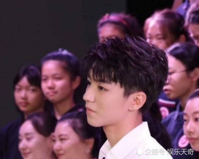 王俊凯参加校庆,白衬衣穿出小说男主范,后排男