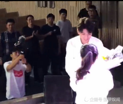 王俊凯回八中参加校庆,起身那一刻太尴尬,老师