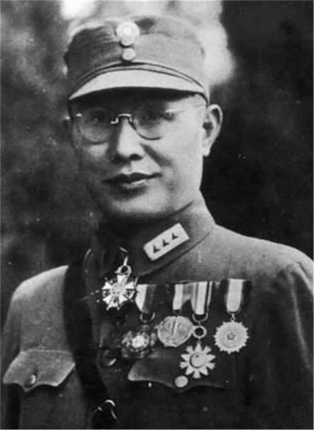 他是国军一级上将,宋哲元,傅作义是他手下,喜峰口战役