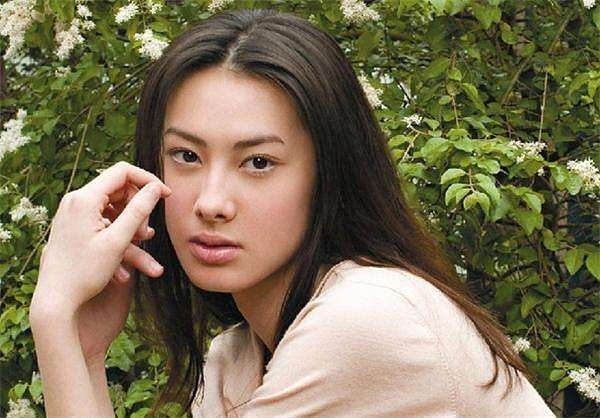 豪门女人梁洛施和李嘉欣对比,网友:情商不同,结