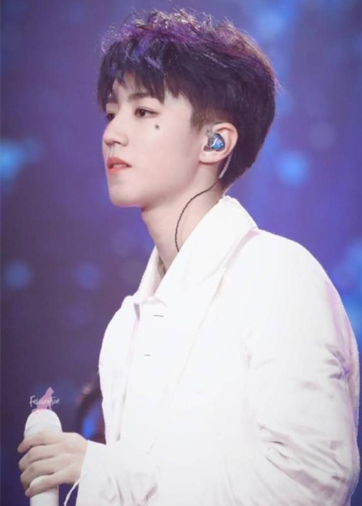 王俊凯身穿白衬衫 回母校拍校庆MV 迷妹:我也