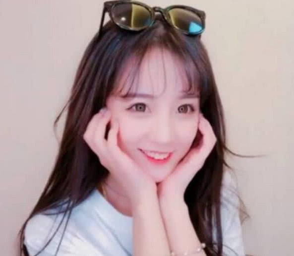 路人偶遇网红莉哥素颜曝光,网友表示:果然见光