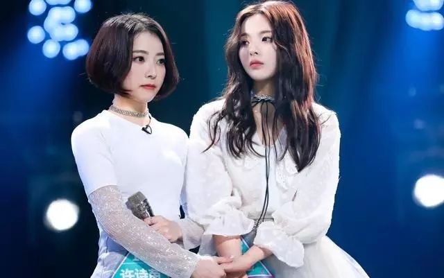 连朱亚文都学会了杨超越的祈祷手势?大仙的名