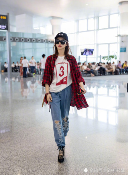 今年秋天怎么穿衣服?看戚薇这身早秋穿搭,时髦