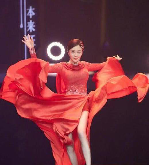 新舞林大会:富察皇后秦岚虽被淘汰了,一身红裙