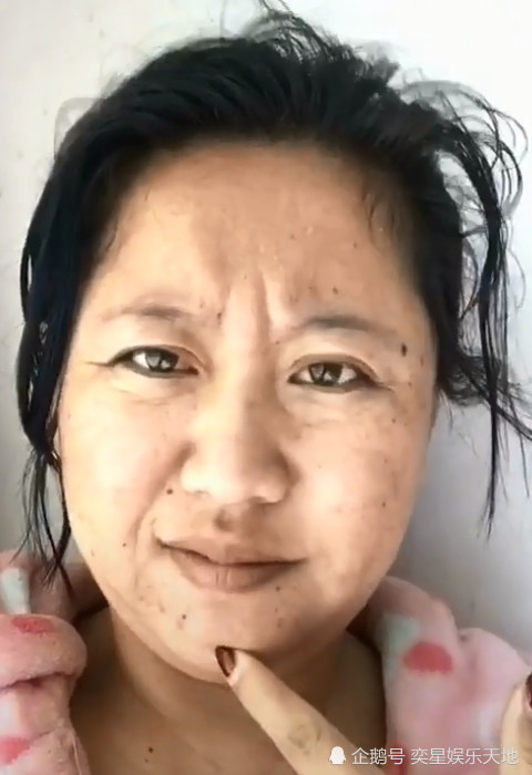 满脸麻子的大妈,妆后秒变小仙女,网友:再也不相信眼睛了!