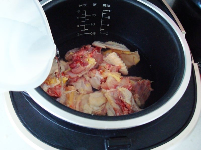 电饭煲炖鸡汤,这步骤不能少,汤清香鲜美不油腻