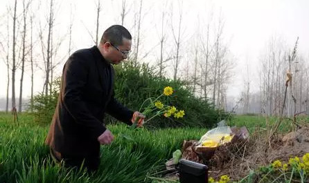 儿子杀人坐牢,妈妈却在。看完哭死你!