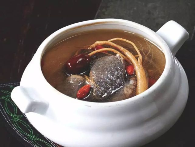 乌骨鸡,干人参,料酒,精盐,味精,葱段,姜片,冬菇,火腿,冬笋,熟猪油做法