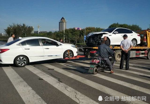 盐城阜宁城南发生一起车祸,一轿车头部保险杠脱落,面目全非!