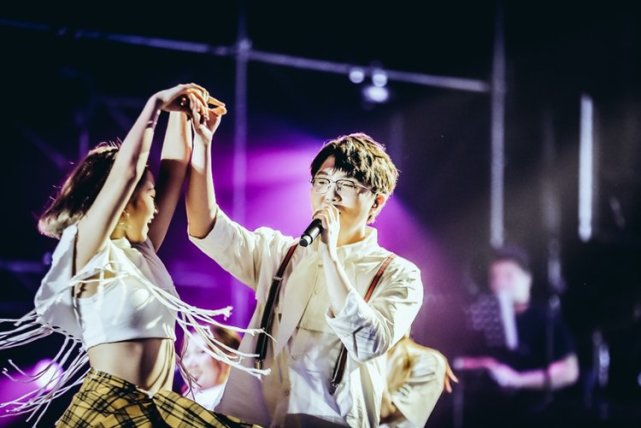 毛不易个唱大秀魔性舞蹈 段子手上手逗乐歌迷