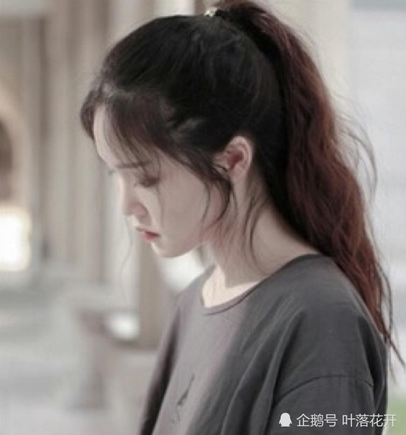 很多的男生都会喜欢这样的马尾辫女生,这样的清新气质的女生总是可以