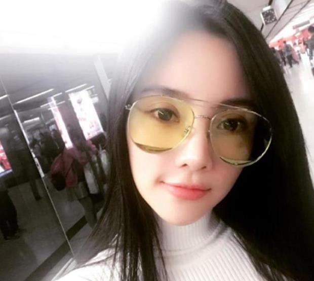 李小璐久违露面,自拍照中墨镜出卖一切,网友什