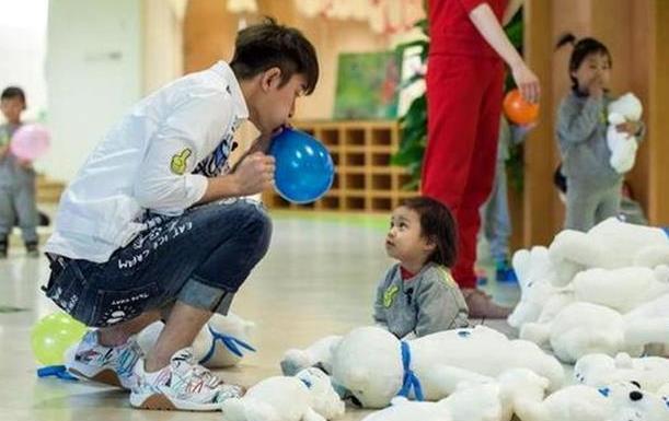 李小璐久违露面,自拍照中墨镜出卖一切,网友什