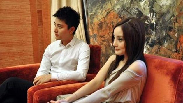 李小璐久违露面,自拍照中墨镜出卖一切,网友什