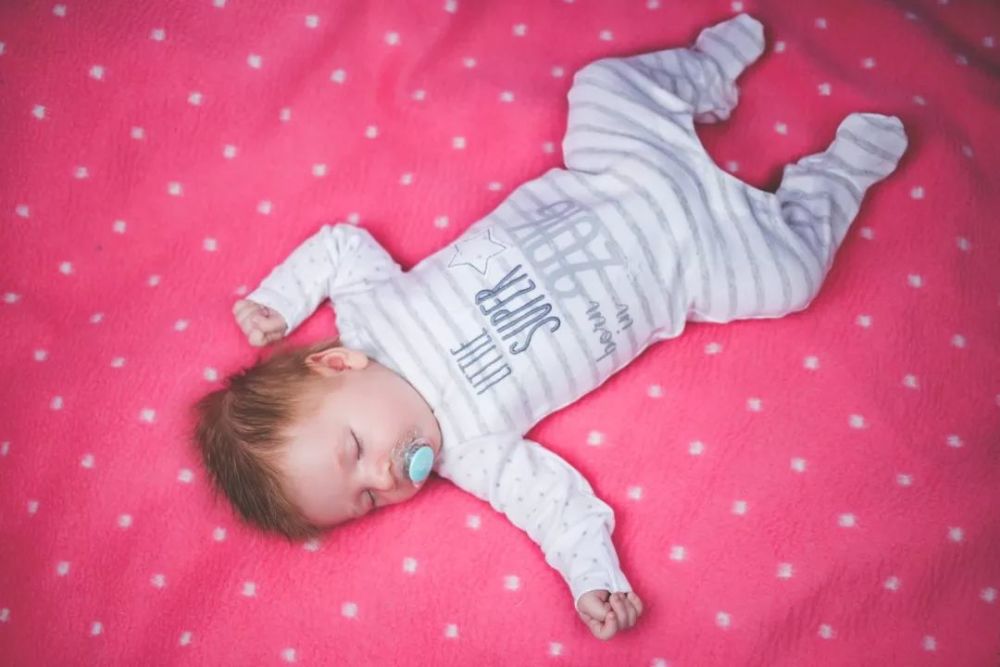 宝宝穿得太厚睡觉,疾病马上就悄悄靠近了