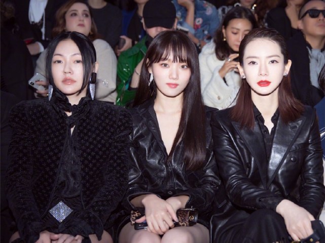 戚薇小S李圣经,时装周同款皮衣造型,光看腿都