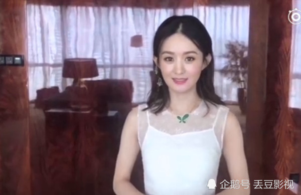 赵丽颖开卡丁车遛狗,暴露了自己居住的小区,网