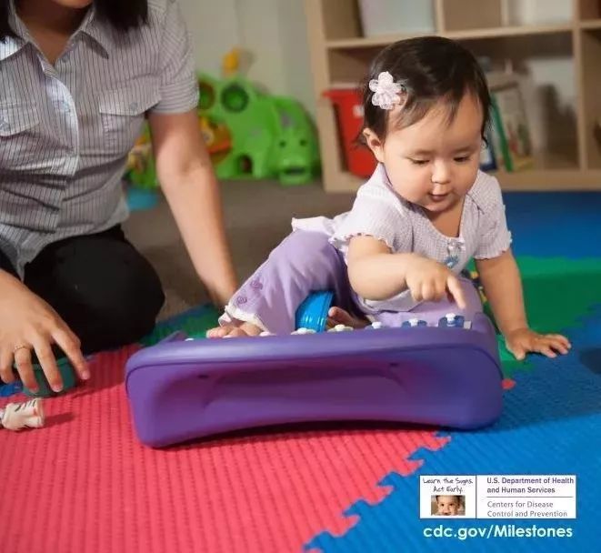 权威机构0-1岁宝宝发育里程碑,看看你家娃达标