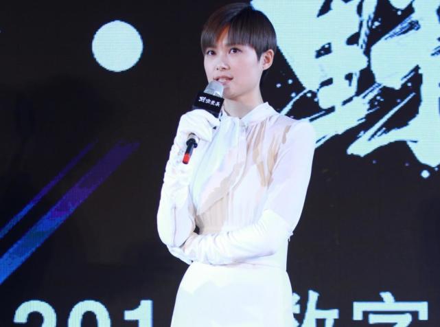 原以为李宇春只适合短发,看见她长发飘飘,网友