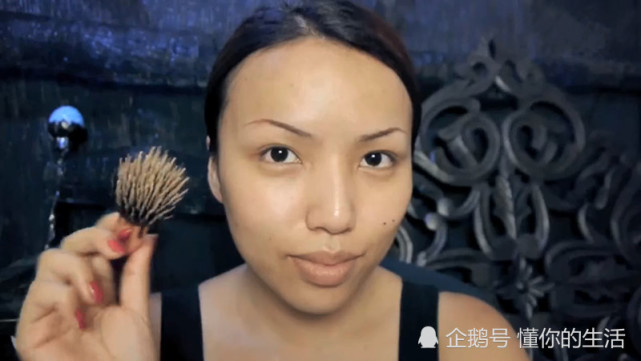 80后阿姨在家闲着没事仿妆皇后,化完妆穿上衣