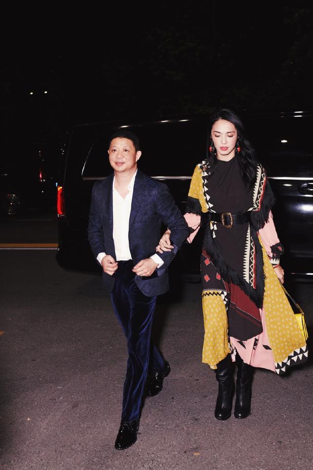 姚晨穿绿色丝绒外套+红色围巾,个性复古,红配