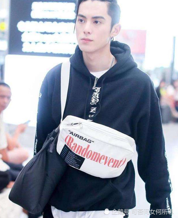 王鹤棣机场显疲惫,棒球帽也难遮额头伤疤,粉丝