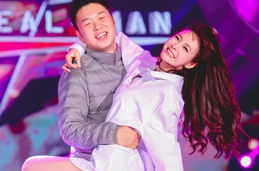 吴秀波刚被爆7年婚外恋,卓伟又爆他跟湖南一姐