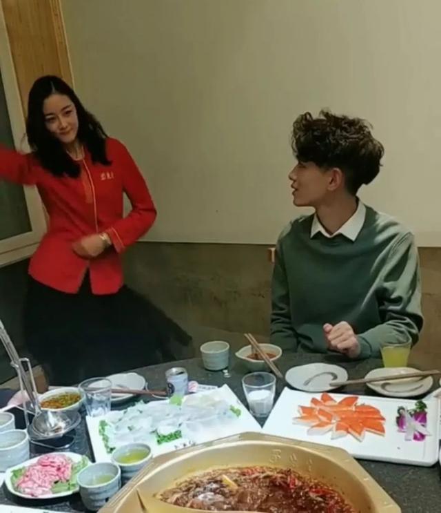 服务员撞脸热巴被客人要求跳舞,工地版baby素