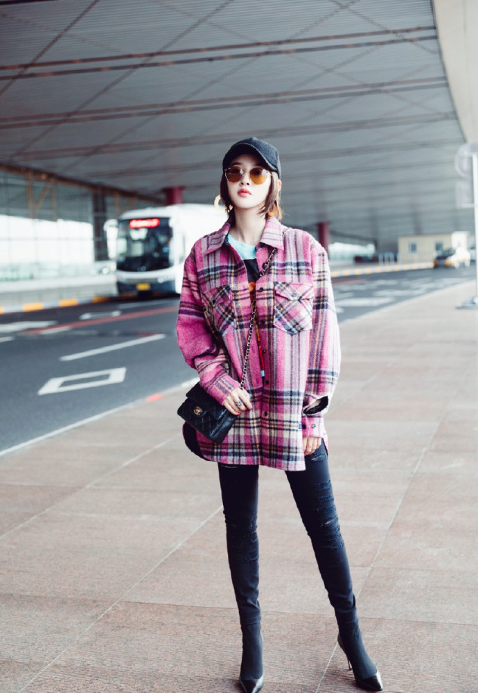 唐艺昕真帅气!身穿西服外套+牛仔短裤英气十足