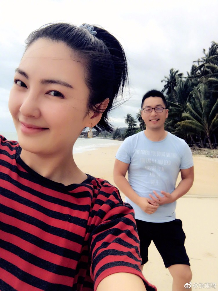 张雨绮被曝与老公袁巴元发生肢体冲突，持刀划伤老公背部两处