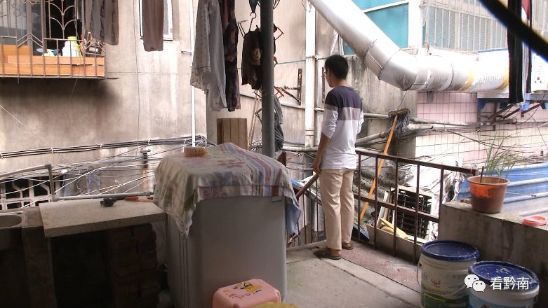 男子深夜听到哭声 臭水沟里竟掏出一名新生婴儿